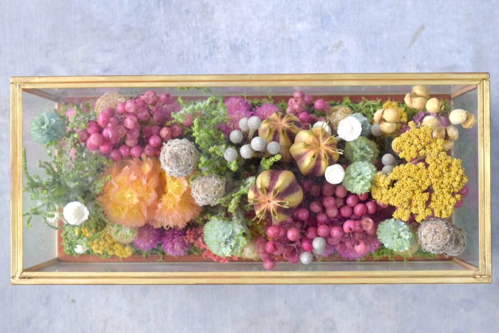 東京の花屋 叢屋Kusamurayaのドライフラワーインテリア雑貨。アンティーク調ガラスケース入りで、自宅用やギフト用に人気のアレンジメント。