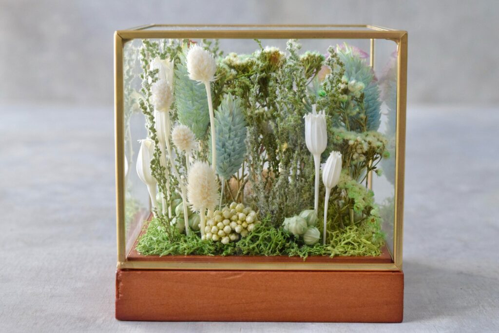 東京の花屋 叢屋Kusamurayaのドライフラワーインテリア雑貨。アンティーク調ガラスケース入りで、自宅用やギフト用に人気のアレンジメント。