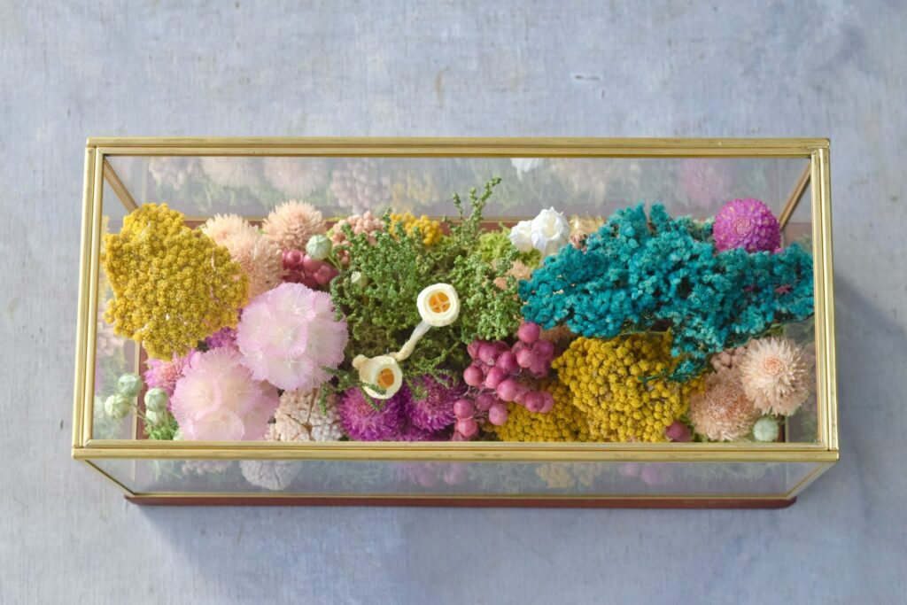 東京の花屋 叢屋Kusamurayaのドライフラワーインテリア雑貨。アンティーク調ガラスケース入りで、自宅用やギフト用に人気のアレンジメント。