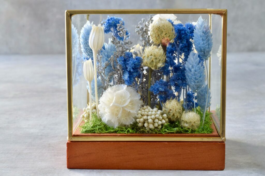 東京の花屋 叢屋Kusamurayaのドライフラワーインテリア雑貨。アンティーク調ガラスケース入りで、自宅用やギフト用に人気のアレンジメント。
