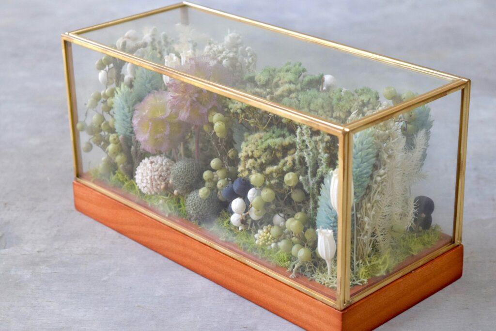 東京の花屋 叢屋Kusamurayaのドライフラワーインテリア雑貨。アンティーク調ガラスケース入りで、自宅用やギフト用に人気のアレンジメント。
