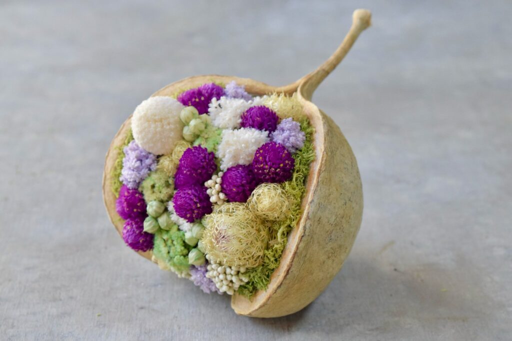 東京の花屋『叢屋kusamuraya』が手がける幸福をもたらすと言われる縁起物のブッダナッツを器にしたドライフラワーアレンジ。誕生日・記念日ギフトや自宅インテリアにおすすめです。