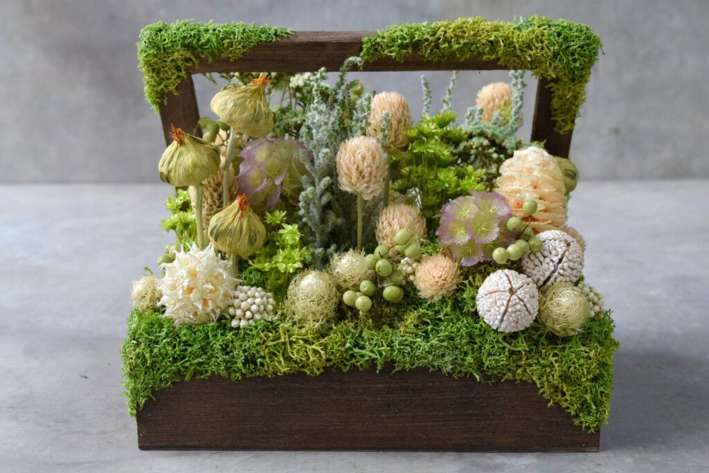 東京の花屋 叢屋Kusamurayaのドライフラワーインテリア雑貨。アンティーク調の木箱に、庭園をイメージしてデザインされたドライフラワーオブジェ。自宅用やギフト用として人気のアレンジメントです。