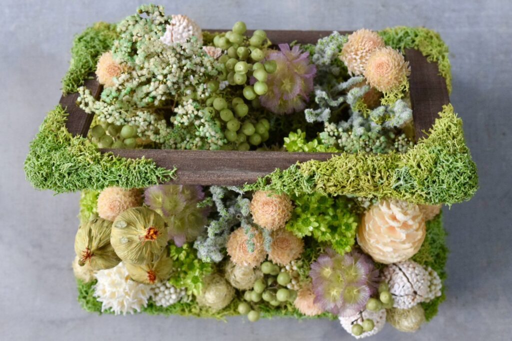 東京の花屋 叢屋Kusamurayaのドライフラワーインテリア雑貨。アンティーク調の木箱に、庭園をイメージしてデザインされたドライフラワーオブジェ。自宅用やギフト用として人気のアレンジメントです。