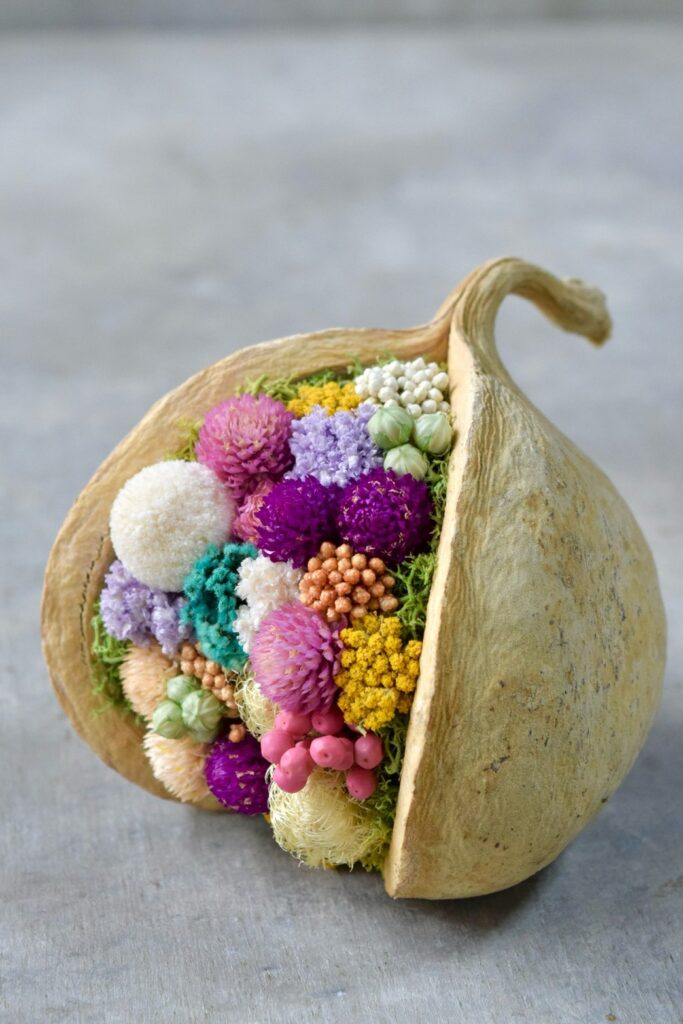 東京の花屋。幸福をもたらすと言われる縁起物のブッダナッツを器にした叢屋Kusamurayaドライフラワーアレンジ 誕生日・記念日ギフトや自宅インテリアにおすすめ。