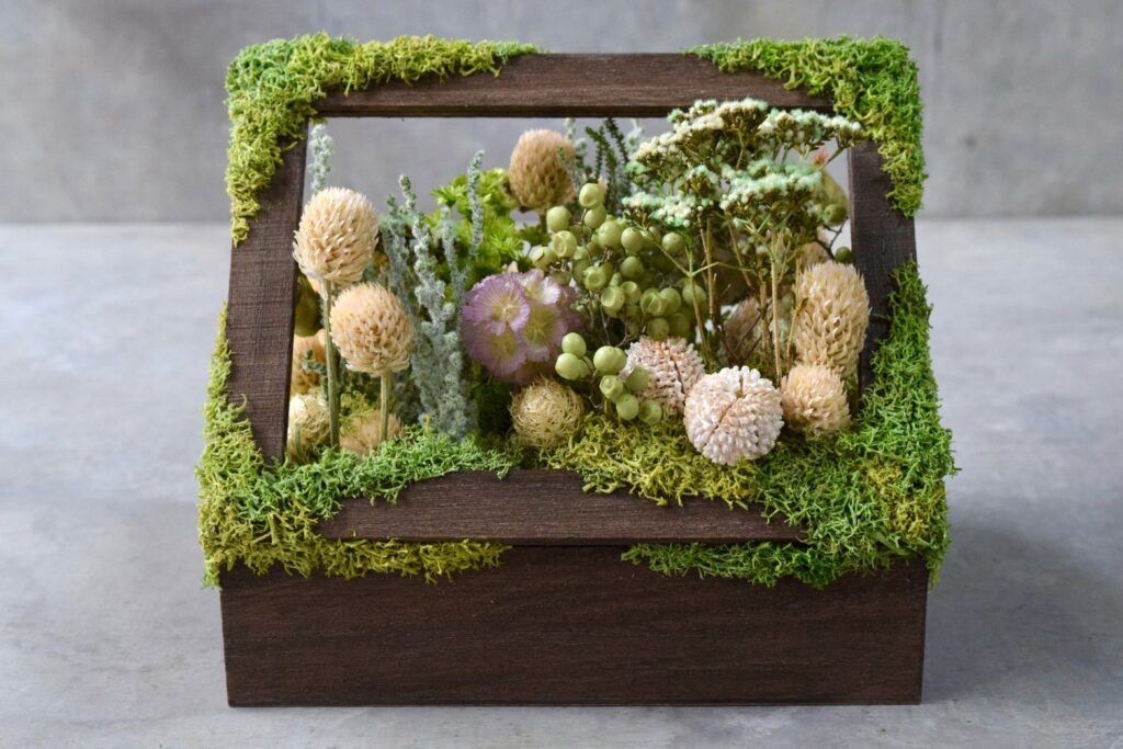 東京の花屋 叢屋Kusamurayaのドライフラワーインテリア雑貨。アンティーク調の木箱に、庭園をイメージしてデザインされたドライフラワーオブジェ。自宅用やギフト用として人気のアレンジメントです。
