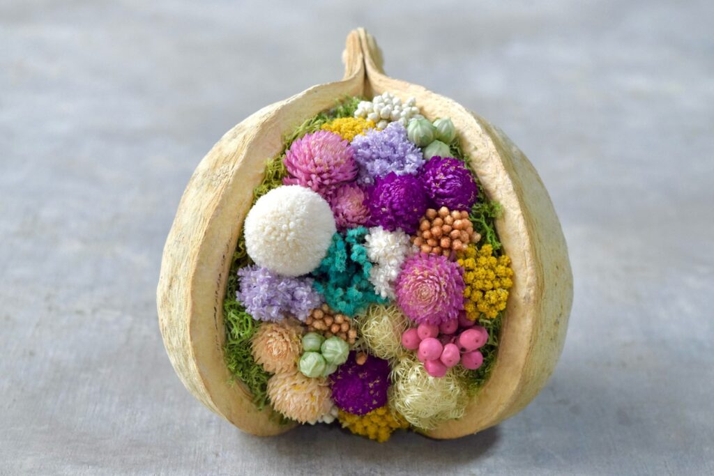 東京の花屋。幸福をもたらすと言われる縁起物のブッダナッツを器にした叢屋Kusamurayaドライフラワーアレンジ 誕生日・記念日ギフトや自宅インテリアにおすすめ。