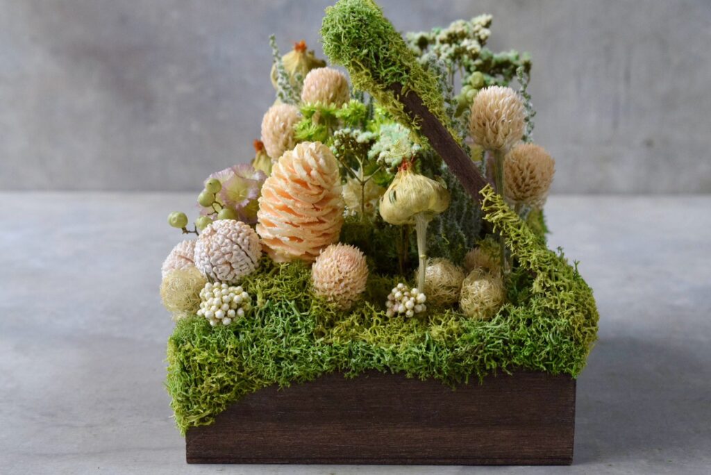 東京の花屋 叢屋Kusamurayaのドライフラワーインテリア雑貨。アンティーク調の木箱に、庭園をイメージしてデザインされたドライフラワーオブジェ。自宅用やギフト用として人気のアレンジメントです。