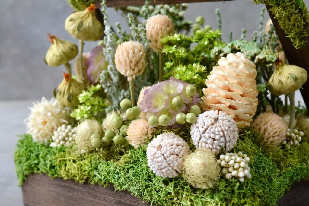 東京の花屋 叢屋Kusamurayaのドライフラワーインテリア雑貨。アンティーク調の木箱に、庭園をイメージしてデザインされたドライフラワーオブジェ。自宅用やギフト用として人気のアレンジメントです。