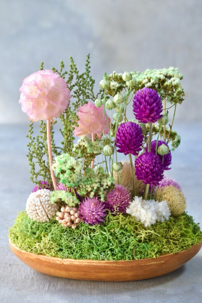 東京の花屋 叢屋Kusamurayaのドライフラワーインテリア雑貨。アンティーク調の木皿(ウッドプレート)を使った、自宅用やギフト用に人気のアレンジメント。