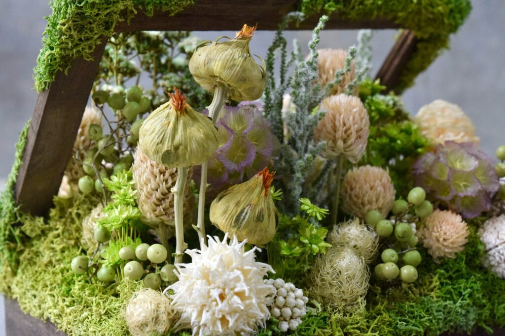 東京の花屋 叢屋Kusamurayaのドライフラワーインテリア雑貨。アンティーク調の木箱に、庭園をイメージしてデザインされたドライフラワーオブジェ。自宅用やギフト用として人気のアレンジメントです。