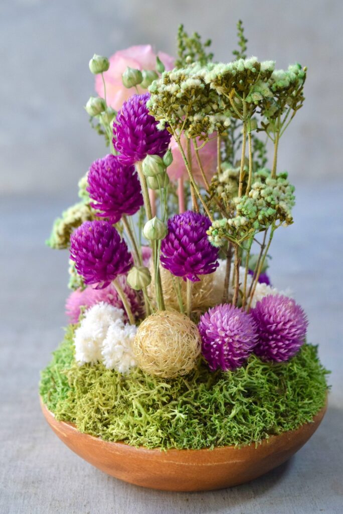 東京の花屋 叢屋Kusamurayaのドライフラワーインテリア雑貨。アンティーク調の木皿(ウッドプレート)を使った、自宅用やギフト用に人気のアレンジメント。