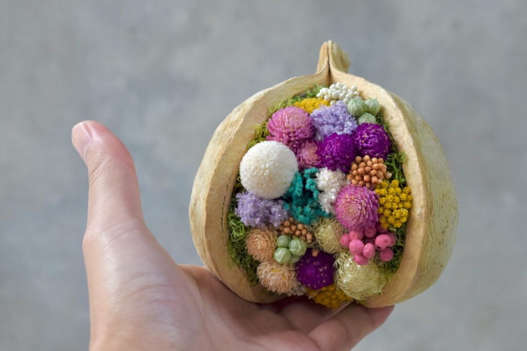 東京の花屋。幸福をもたらすと言われる縁起物のブッダナッツを器にした叢屋Kusamurayaドライフラワーアレンジ 誕生日・記念日ギフトや自宅インテリアにおすすめ。