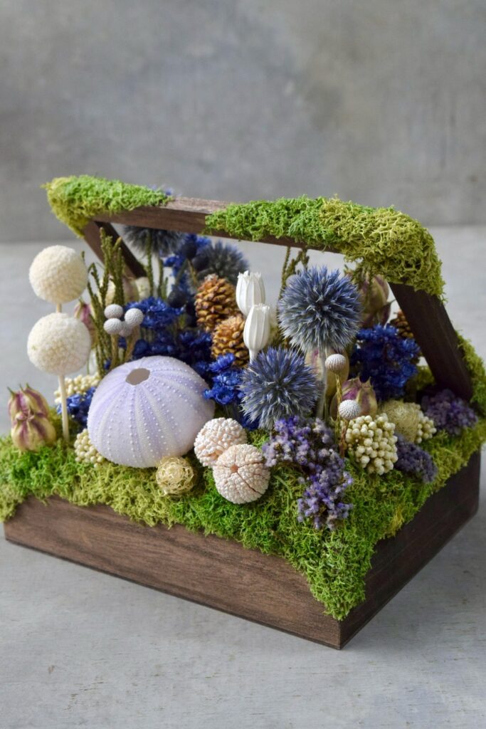 東京の花屋 叢屋Kusamurayaのドライフラワーインテリア雑貨。アンティーク調の木箱に、庭園をイメージしてデザインされたドライフラワーオブジェ。自宅用やギフト用として人気のアレンジメントです。