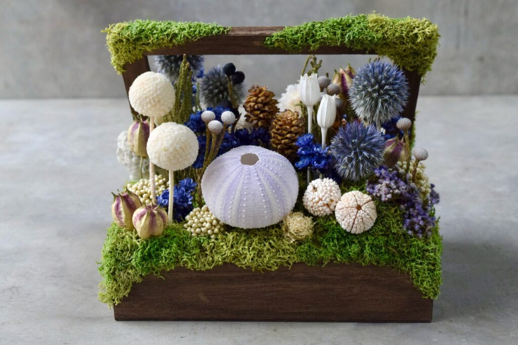 東京の花屋 叢屋Kusamurayaのドライフラワーインテリア雑貨。アンティーク調の木箱に、庭園をイメージしてデザインされたドライフラワーオブジェ。自宅用やギフト用として人気のアレンジメントです。