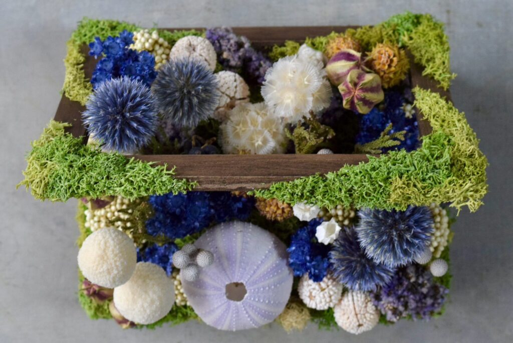東京の花屋 叢屋Kusamurayaのドライフラワーインテリア雑貨。アンティーク調の木箱に、庭園をイメージしてデザインされたドライフラワーオブジェ。自宅用やギフト用として人気のアレンジメントです。