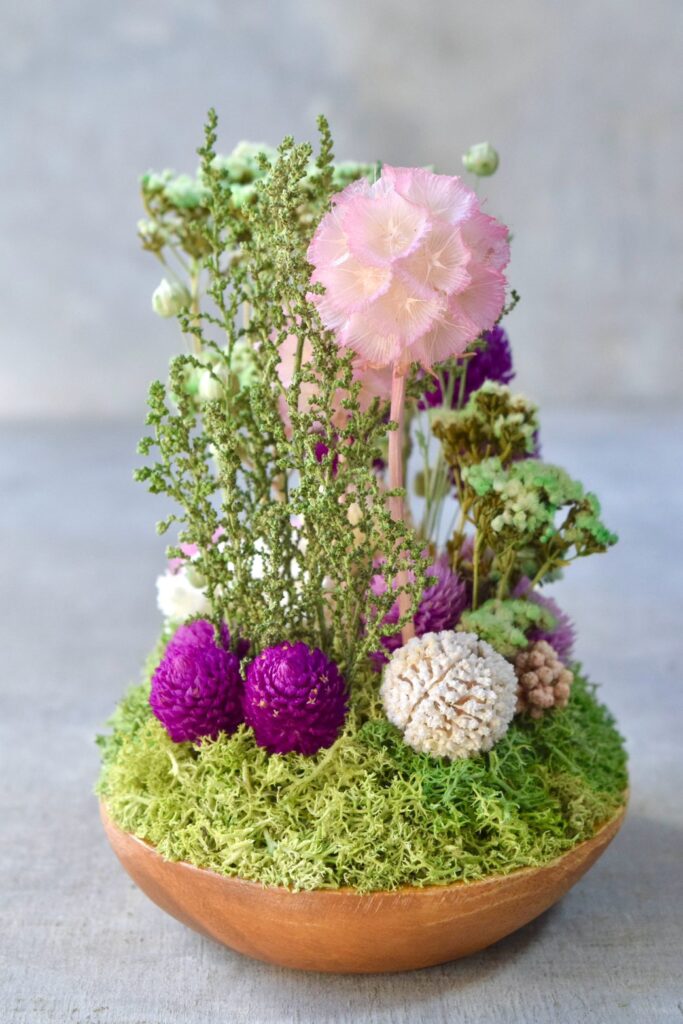 東京の花屋 叢屋Kusamurayaのドライフラワーインテリア雑貨。アンティーク調の木皿(ウッドプレート)を使った、自宅用やギフト用に人気のアレンジメント。