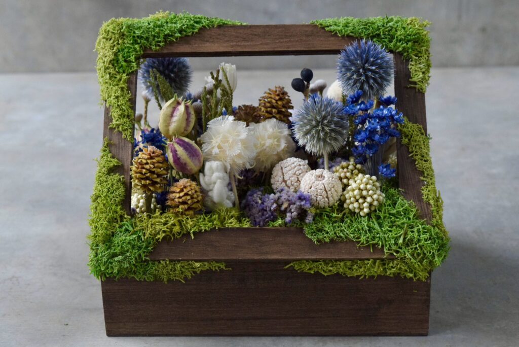 東京の花屋 叢屋Kusamurayaのドライフラワーインテリア雑貨。アンティーク調の木箱に、庭園をイメージしてデザインされたドライフラワーオブジェ。自宅用やギフト用として人気のアレンジメントです。