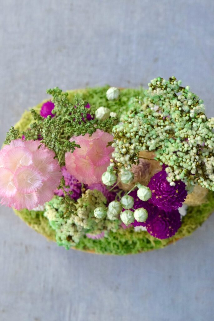 東京の花屋 叢屋Kusamurayaのドライフラワーインテリア雑貨。アンティーク調の木皿(ウッドプレート)を使った、自宅用やギフト用に人気のアレンジメント。