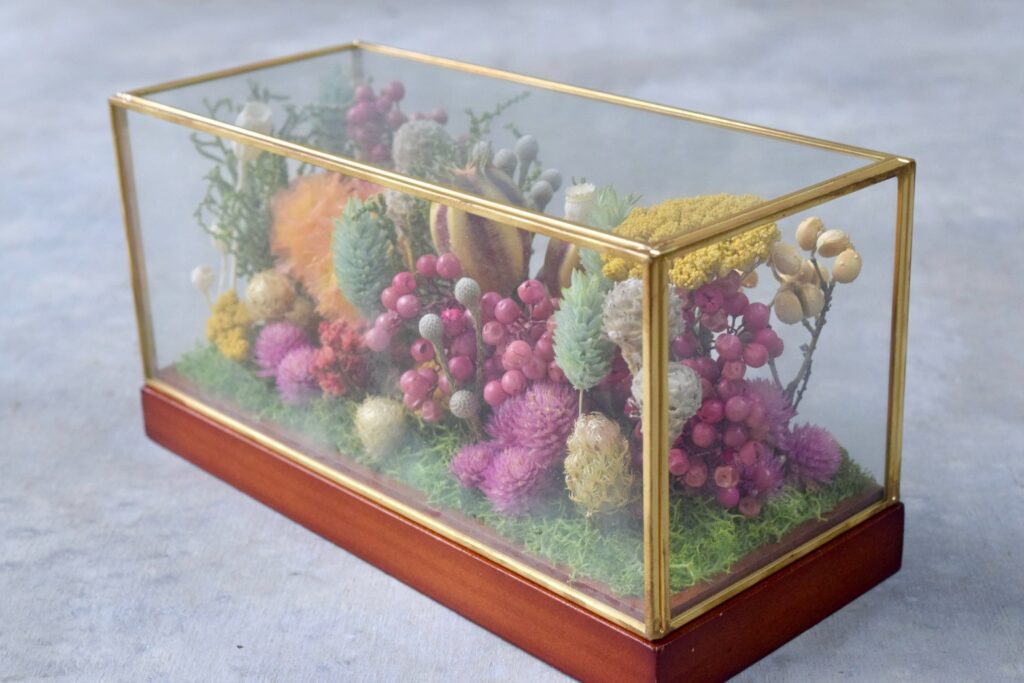 東京の花屋 叢屋Kusamurayaのドライフラワーインテリア雑貨。アンティーク調ガラスケース入りで、自宅用やギフト用に人気のアレンジメント。