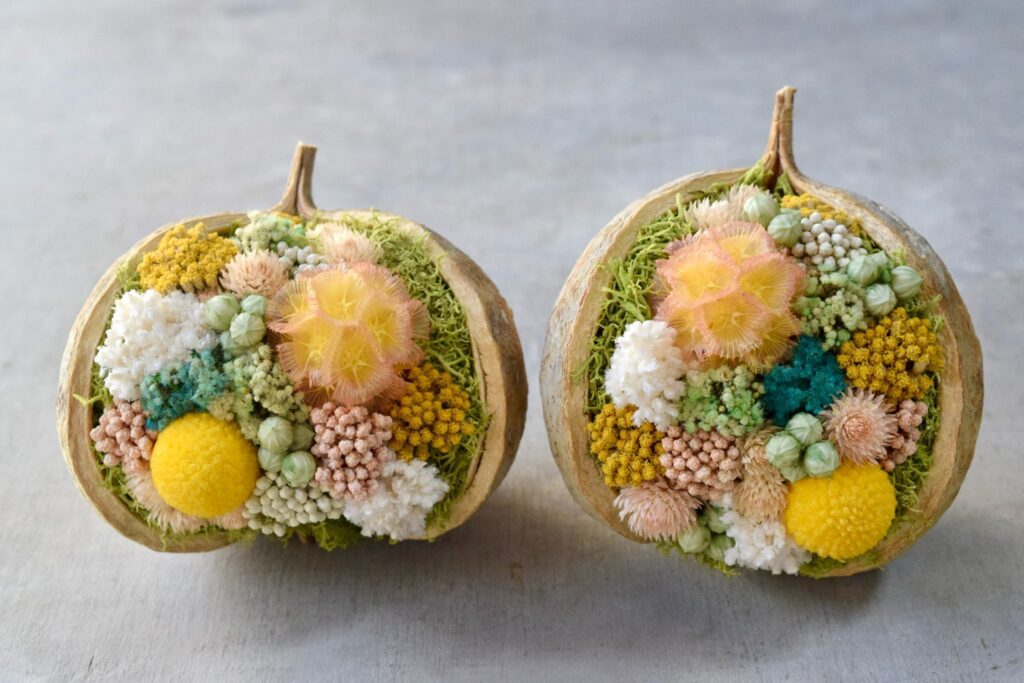 東京の花屋『叢屋kusamuraya』が手がける幸福をもたらすと言われる縁起物のブッダナッツを器にしたドライフラワーアレンジ