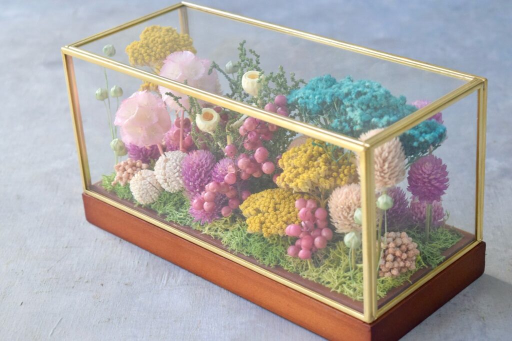 東京の花屋 叢屋Kusamurayaのドライフラワーインテリア雑貨。アンティーク調ガラスケース入りで、自宅用やギフト用に人気のアレンジメント。