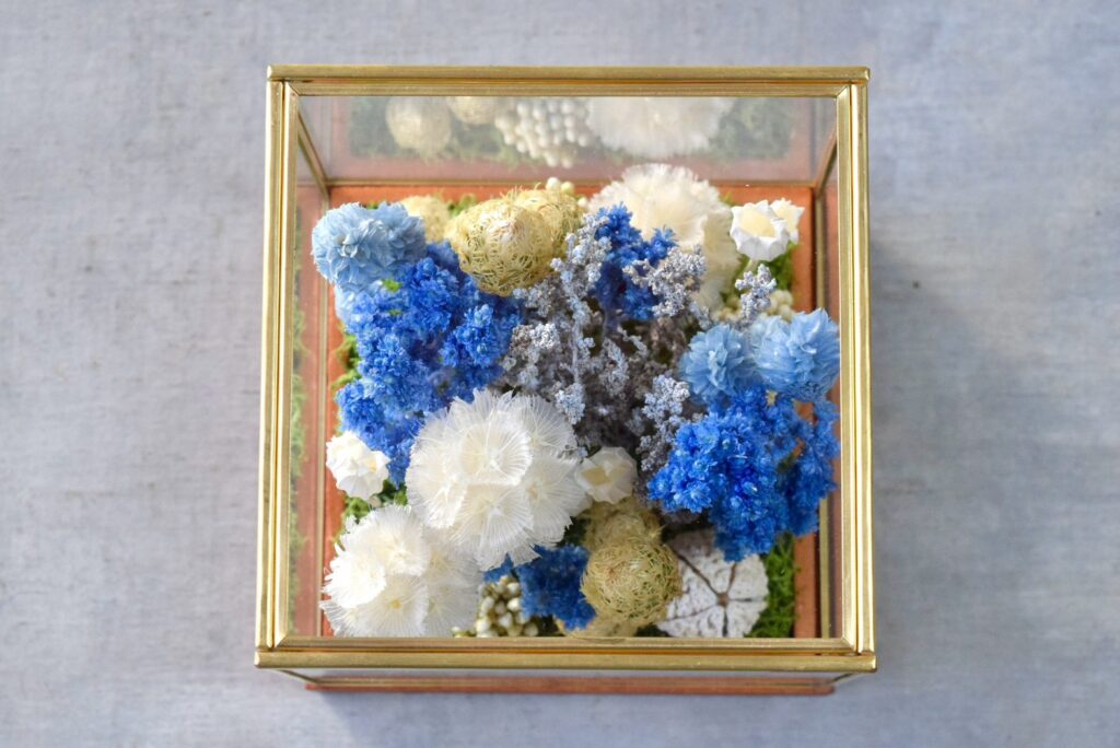 東京の花屋 叢屋Kusamurayaのドライフラワーインテリア雑貨。アンティーク調ガラスケース入りで、自宅用やギフト用に人気のアレンジメント。