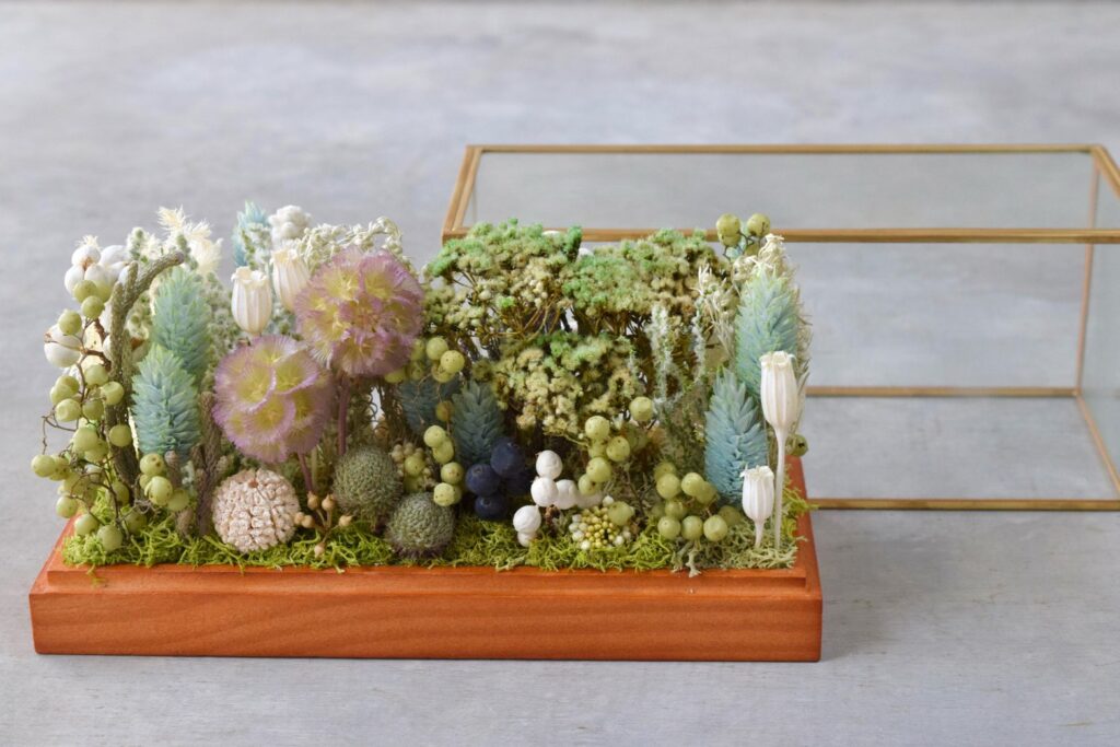 東京の花屋 叢屋Kusamurayaのドライフラワーインテリア雑貨。アンティーク調ガラスケース入りで、自宅用やギフト用に人気のアレンジメント。