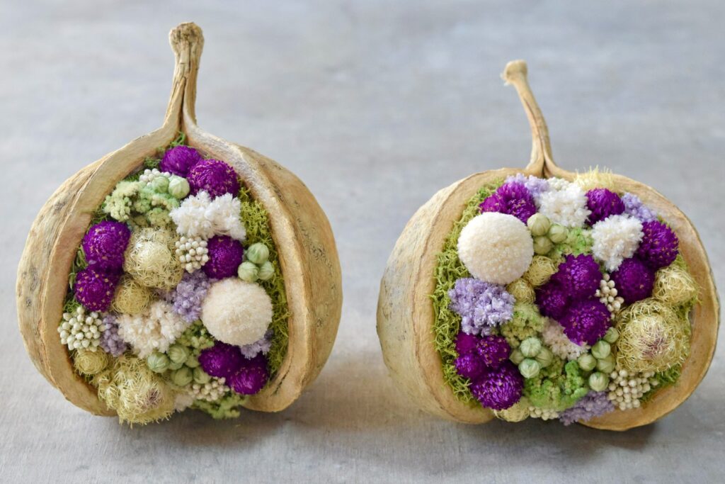 東京の花屋『叢屋kusamuraya』が手がける幸福をもたらすと言われる縁起物のブッダナッツを器にしたドライフラワーアレンジ。誕生日・記念日ギフトや自宅インテリアにおすすめです。