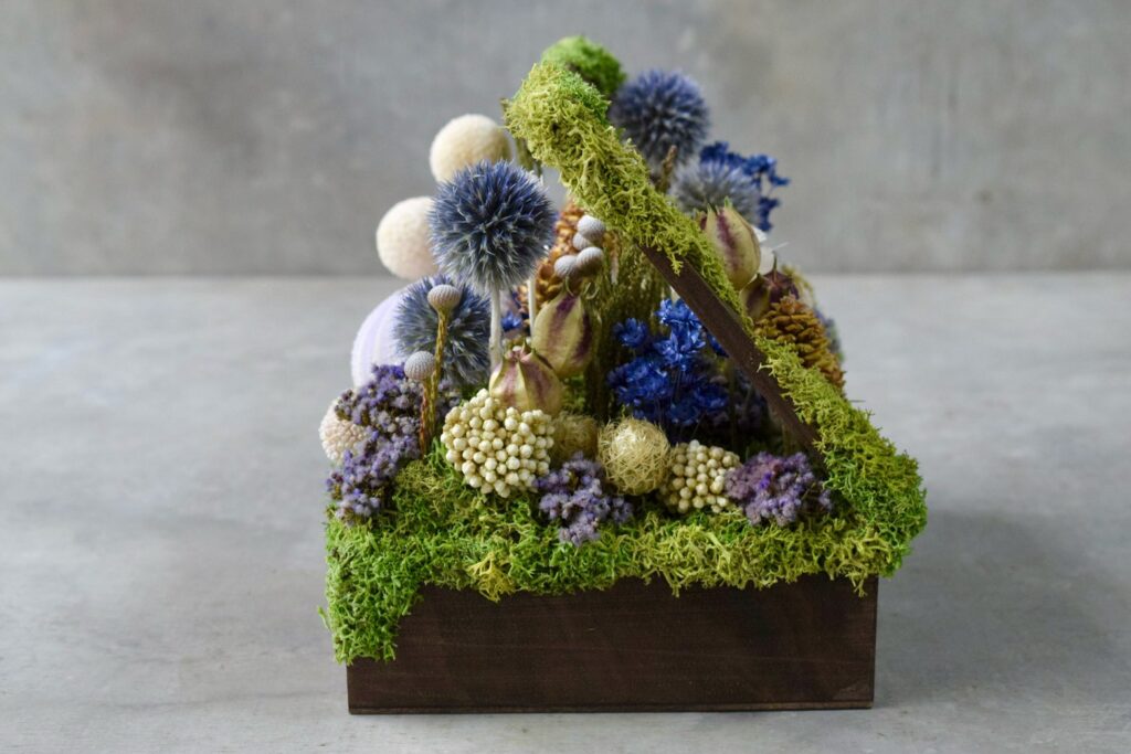 東京の花屋 叢屋Kusamurayaのドライフラワーインテリア雑貨。アンティーク調の木箱に、庭園をイメージしてデザインされたドライフラワーオブジェ。自宅用やギフト用として人気のアレンジメントです。