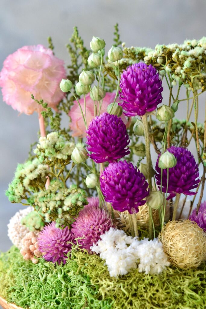 東京の花屋 叢屋Kusamurayaのドライフラワーインテリア雑貨。アンティーク調の木皿(ウッドプレート)を使った、自宅用やギフト用に人気のアレンジメント。