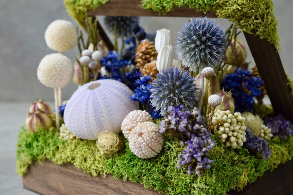 東京の花屋 叢屋Kusamurayaのドライフラワーインテリア雑貨。アンティーク調の木箱に、庭園をイメージしてデザインされたドライフラワーオブジェ。自宅用やギフト用として人気のアレンジメントです。