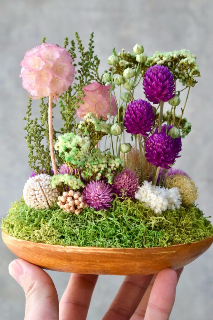 東京の花屋 叢屋Kusamurayaのドライフラワーインテリア雑貨。アンティーク調の木皿(ウッドプレート)を使った、自宅用やギフト用に人気のアレンジメント。