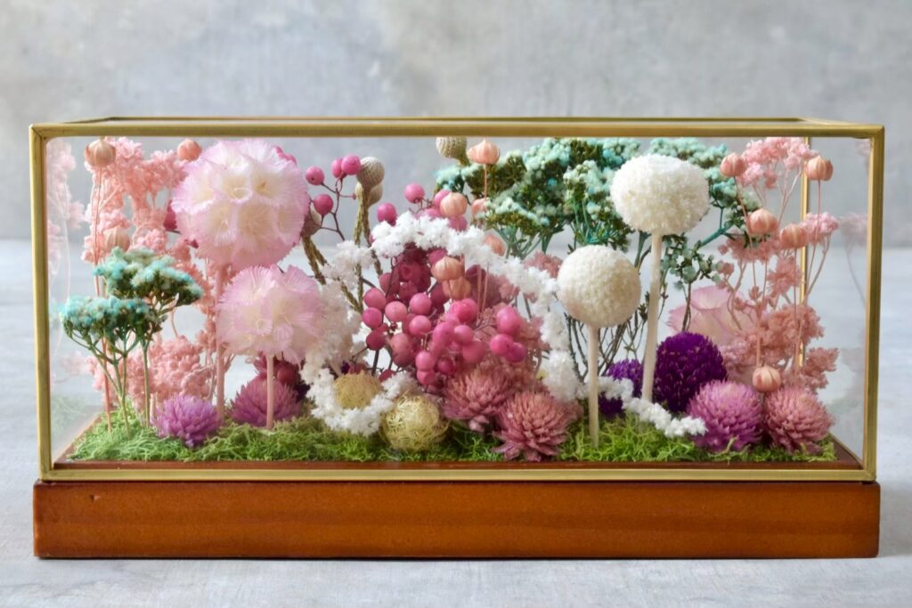 東京の花屋 叢屋Kusamurayaのドライフラワーインテリア雑貨。アンティーク調ガラスケース入りで、自宅用やギフト用に人気のアレンジメント。