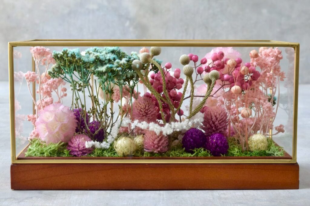 東京の花屋 叢屋Kusamurayaのドライフラワーインテリア雑貨。アンティーク調ガラスケース入りで、自宅用やギフト用に人気のアレンジメント。