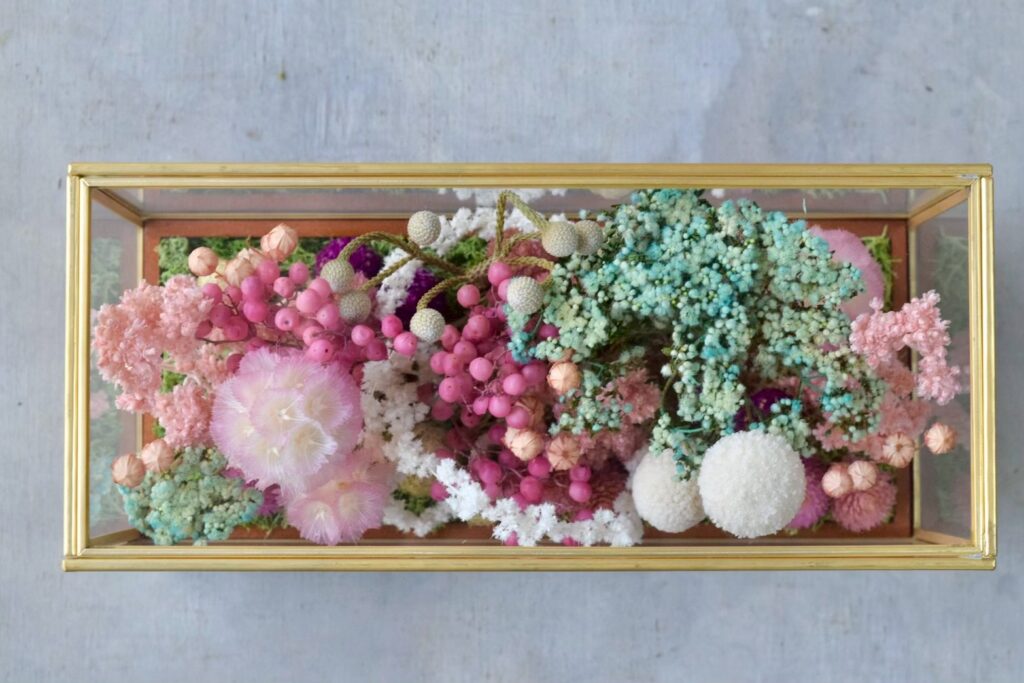 東京の花屋 叢屋Kusamurayaのドライフラワーインテリア雑貨。アンティーク調ガラスケース入りで、自宅用やギフト用に人気のアレンジメント。