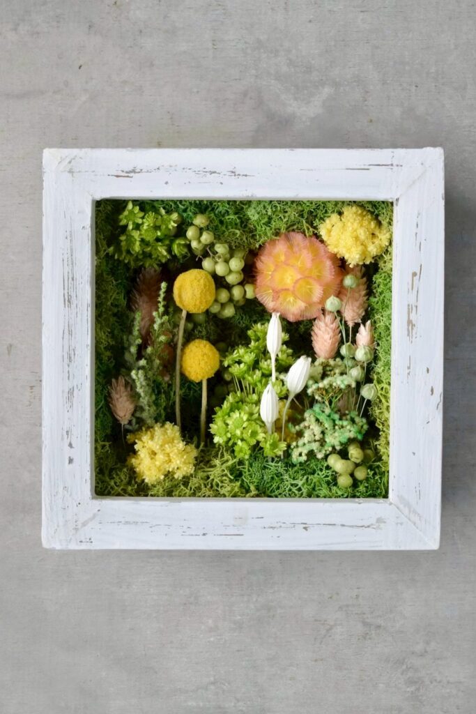 東京の花屋 叢屋Kusamurayaのドライフラワーインテリア雑貨。アンティーク調の木製フレーム入りで、自宅用やギフト用に人気のアレンジメント。