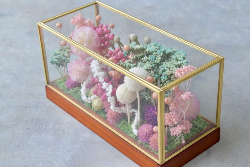 東京の花屋 叢屋Kusamurayaのドライフラワーインテリア雑貨。アンティーク調ガラスケース入りで、自宅用やギフト用に人気のアレンジメント。