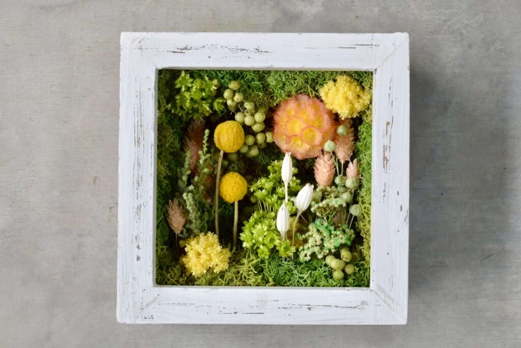 東京の花屋 叢屋Kusamurayaのドライフラワーインテリア雑貨。アンティーク調の木製フレーム入りで、自宅用やギフト用に人気のアレンジメント。