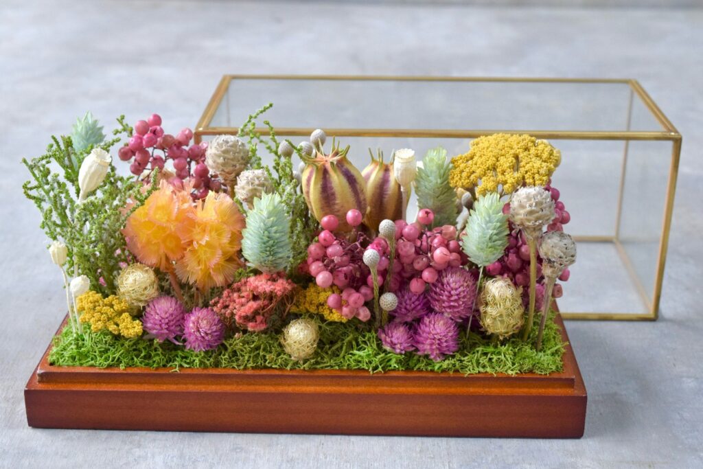 東京の花屋 叢屋Kusamurayaのドライフラワーインテリア雑貨。アンティーク調ガラスケース入りで、自宅用やギフト用に人気のアレンジメント。