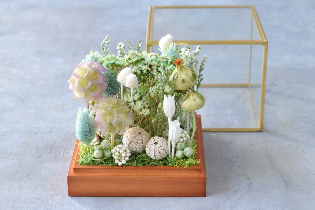 東京の花屋 叢屋Kusamurayaのドライフラワーインテリア雑貨。アンティーク調ガラスケース入りで、自宅用やギフト用に人気のアレンジメント。