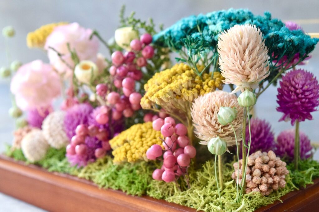 東京の花屋 叢屋Kusamurayaのドライフラワーインテリア雑貨。アンティーク調ガラスケース入りで、自宅用やギフト用に人気のアレンジメント。