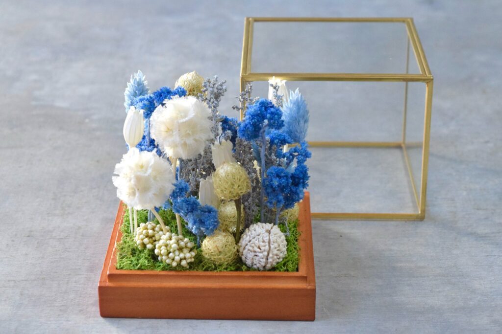 東京の花屋 叢屋Kusamurayaのドライフラワーインテリア雑貨。アンティーク調ガラスケース入りで、自宅用やギフト用に人気のアレンジメント。
