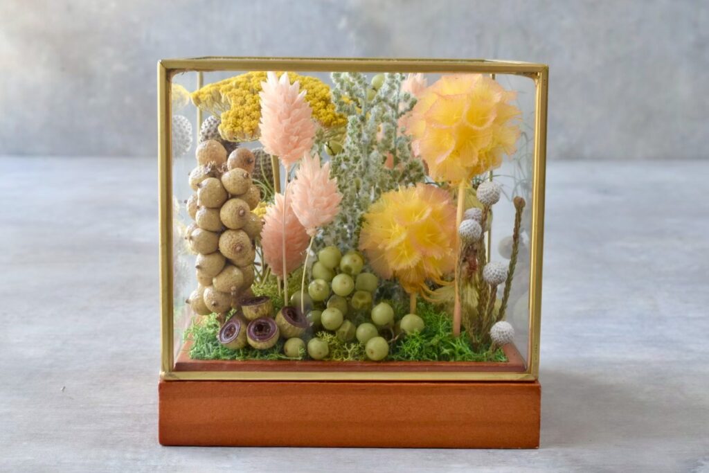 東京の花屋 叢屋Kusamurayaのドライフラワーインテリア雑貨。アンティーク調ガラスケース入りで、自宅用やギフト用に人気のアレンジメント。