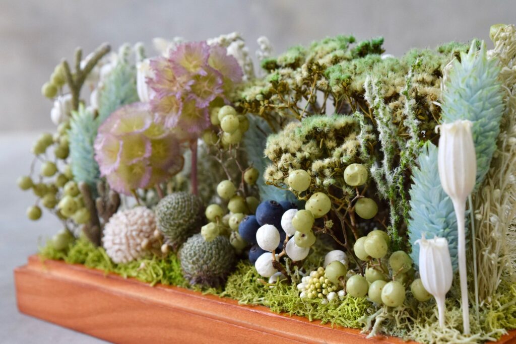 東京の花屋 叢屋Kusamurayaのドライフラワーインテリア雑貨。アンティーク調ガラスケース入りで、自宅用やギフト用に人気のアレンジメント。