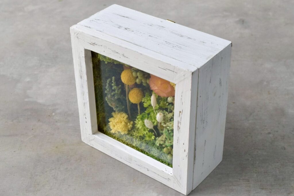 東京の花屋 叢屋Kusamurayaのドライフラワーインテリア雑貨。アンティーク調の木製フレーム入りで、自宅用やギフト用に人気のアレンジメント。