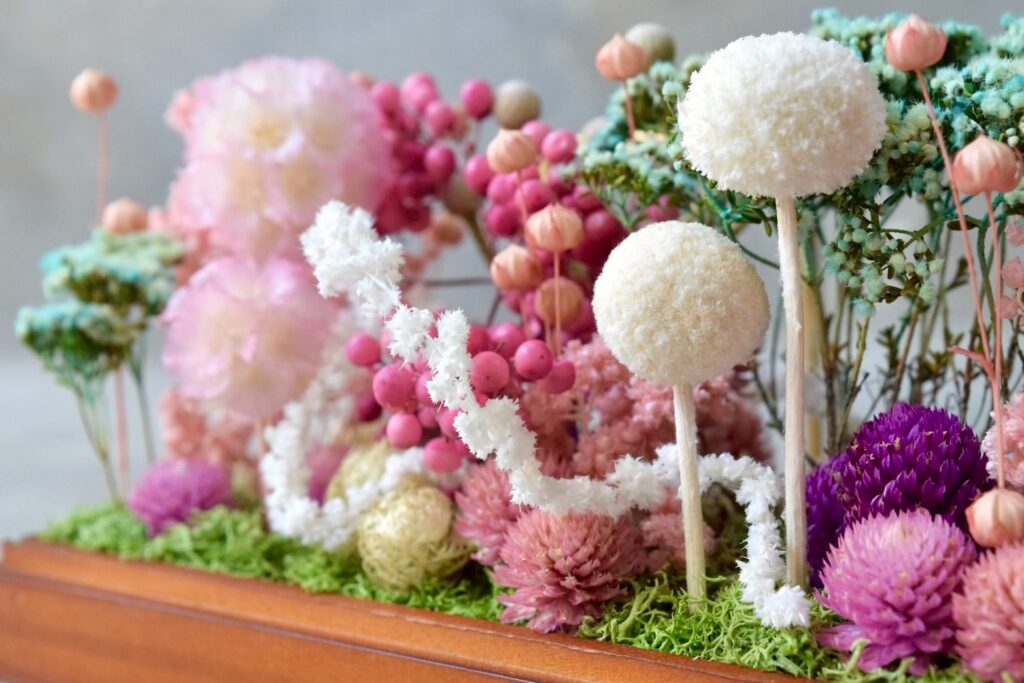 東京の花屋 叢屋Kusamurayaのドライフラワーインテリア雑貨。アンティーク調ガラスケース入りで、自宅用やギフト用に人気のアレンジメント。