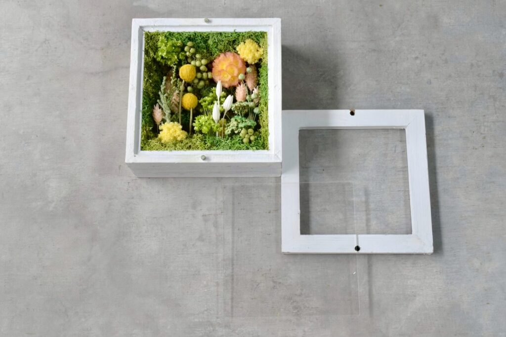 東京の花屋 叢屋Kusamurayaのドライフラワーインテリア雑貨。アンティーク調の木製フレーム入りで、自宅用やギフト用に人気のアレンジメント。