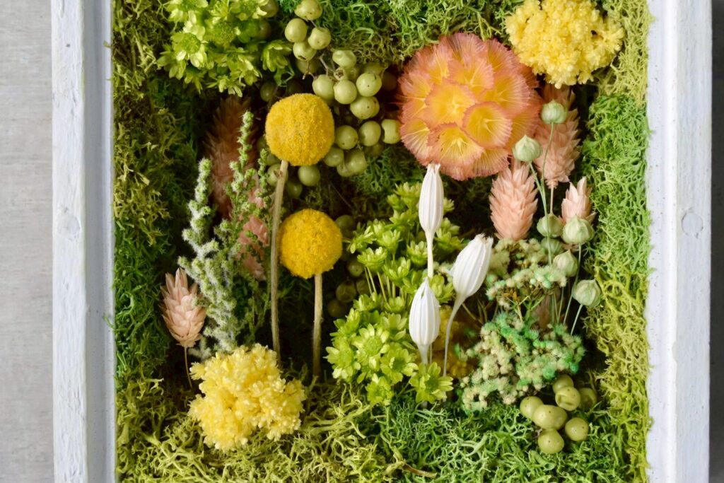 東京の花屋 叢屋Kusamurayaのドライフラワーインテリア雑貨。アンティーク調の木製フレーム入りで、自宅用やギフト用に人気のアレンジメント。