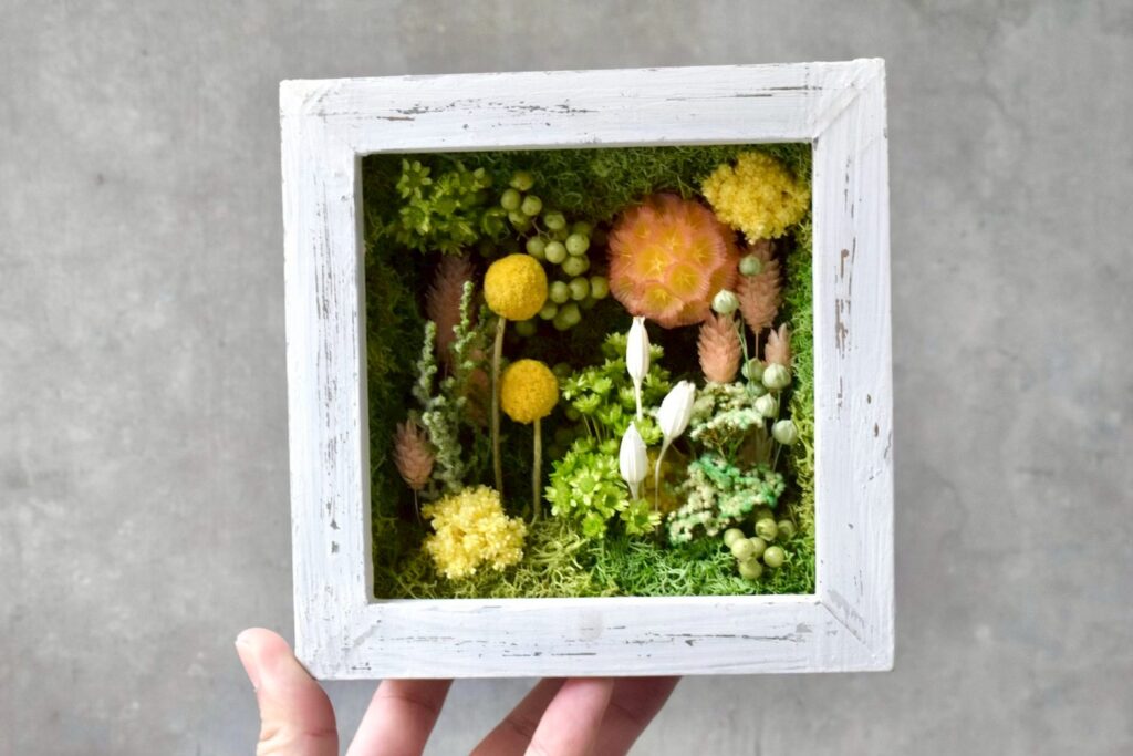 東京の花屋 叢屋Kusamurayaのドライフラワーインテリア雑貨。アンティーク調の木製フレーム入りで、自宅用やギフト用に人気のアレンジメント。